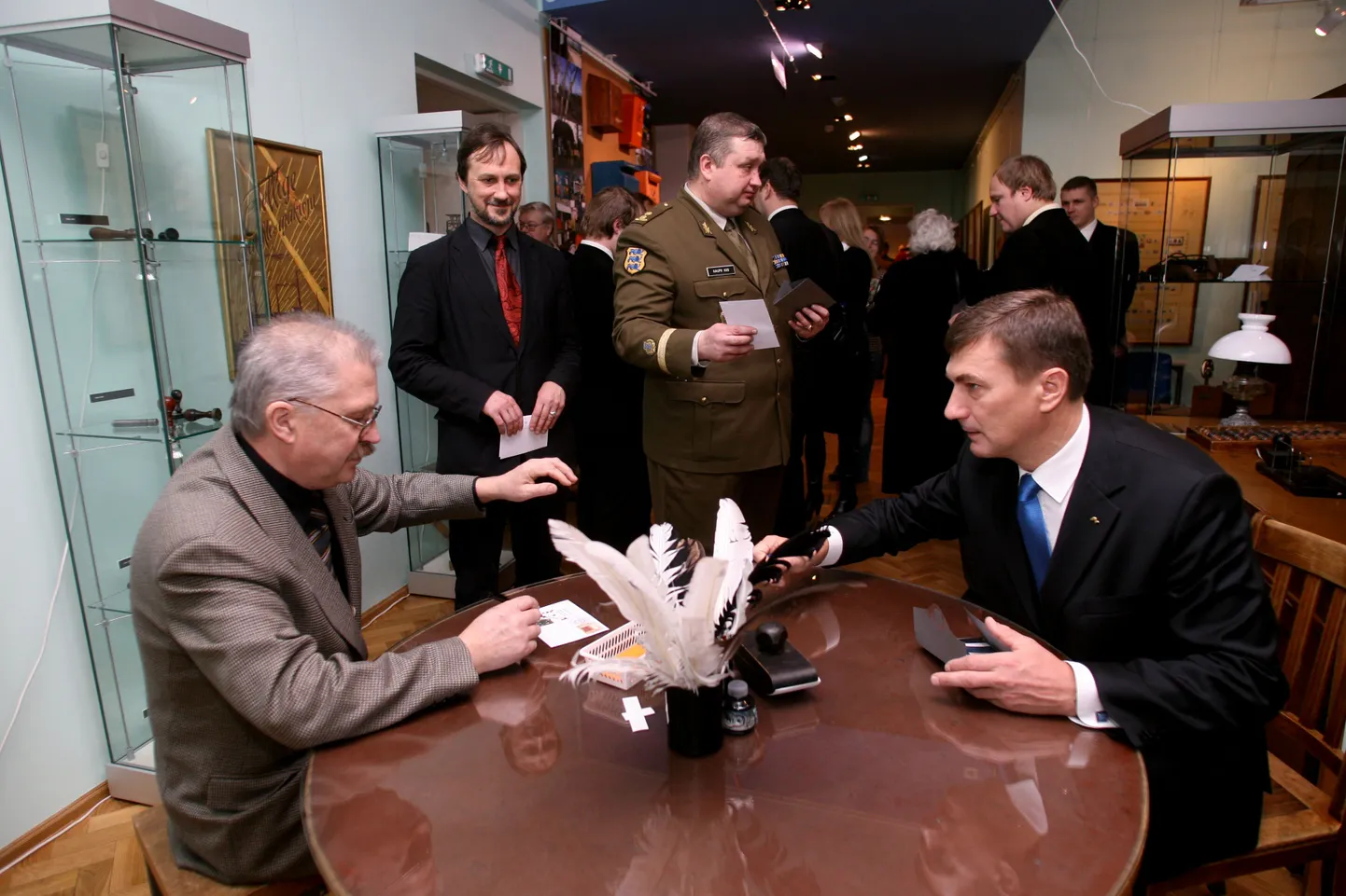 Kui Vladimir Taiger mullu veebruaris enda kujundatud Tartu rahu 90. aastapäevale pühendatud marki esitles, oli kohal ka peaminster Andrus Ansip.