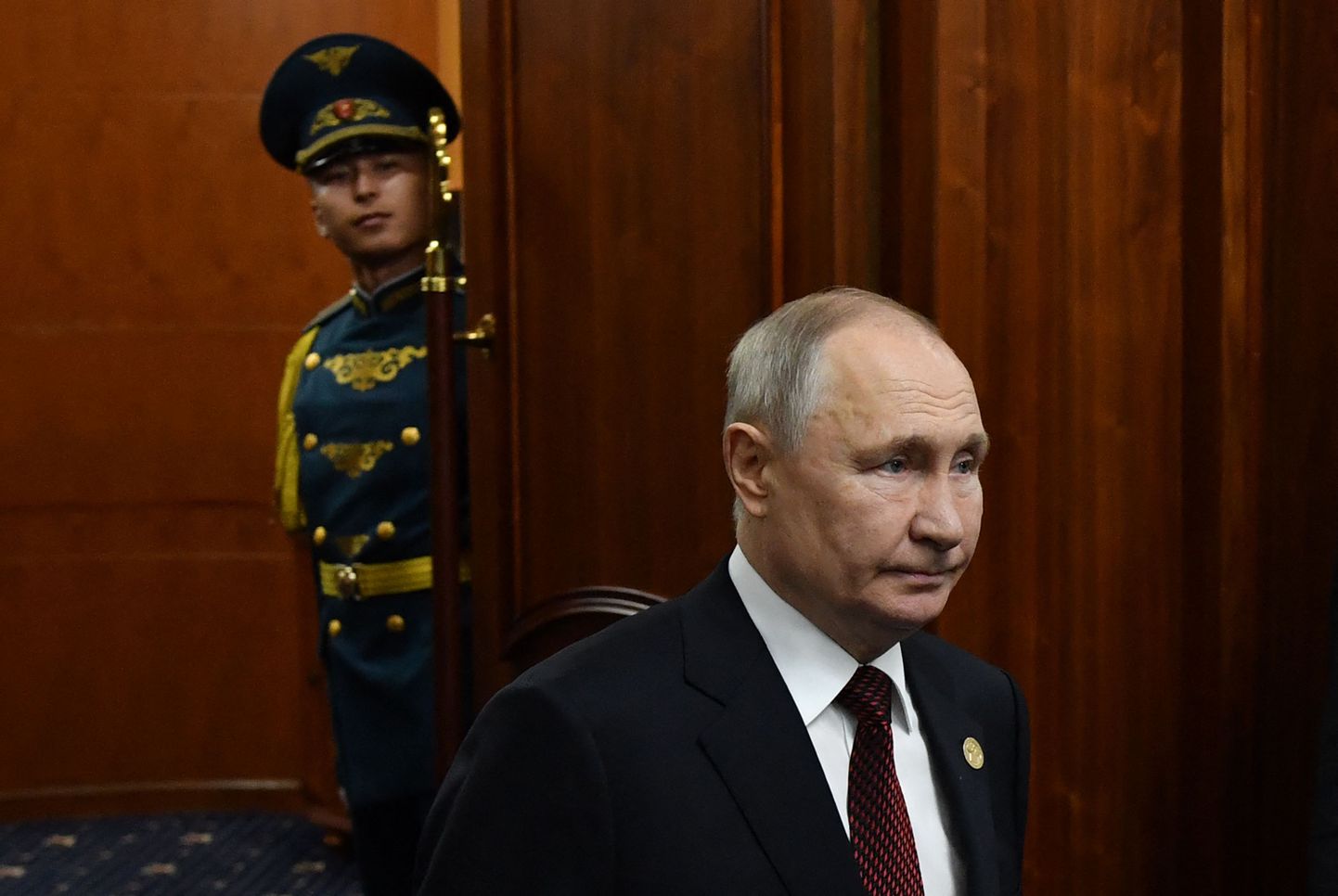 Venemaa president Vladimir Putin 13. oktoobril 2023 Biškekis Ala-Artša residentsis suundumas Sõltumatute Riikide Ühenduse (SRÜ) riigipeade kohtumisele eelnevale tervitustseremooniale.
