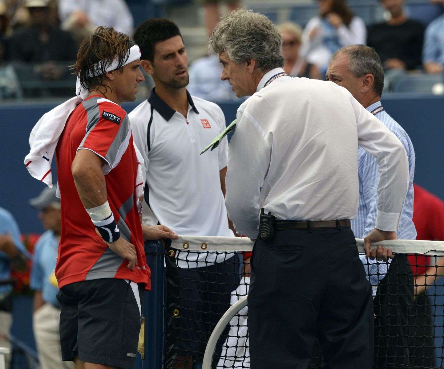 US Openi turniiri peakohtunik Brian H. Earley (seljaga) oli sunnitud David Ferrerile ja Novak Djokovicile teatama, et nende poolfinaal jätkub alles homme.