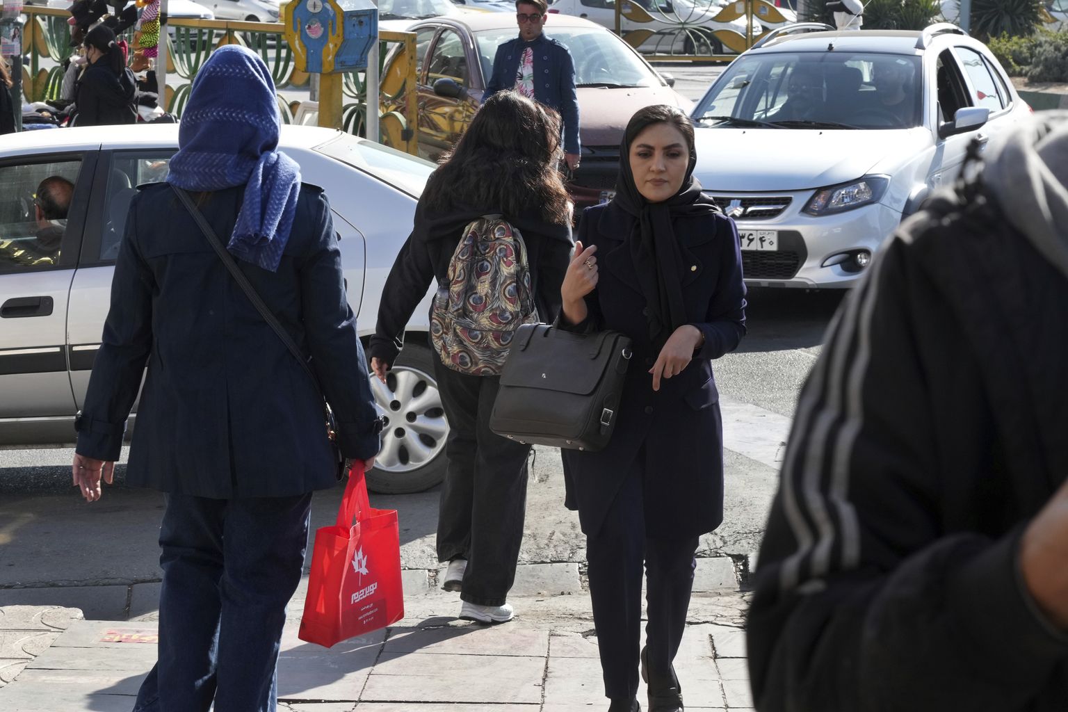 Katmata peaga noor naine Teheranis. Foto on illustratiivne.
