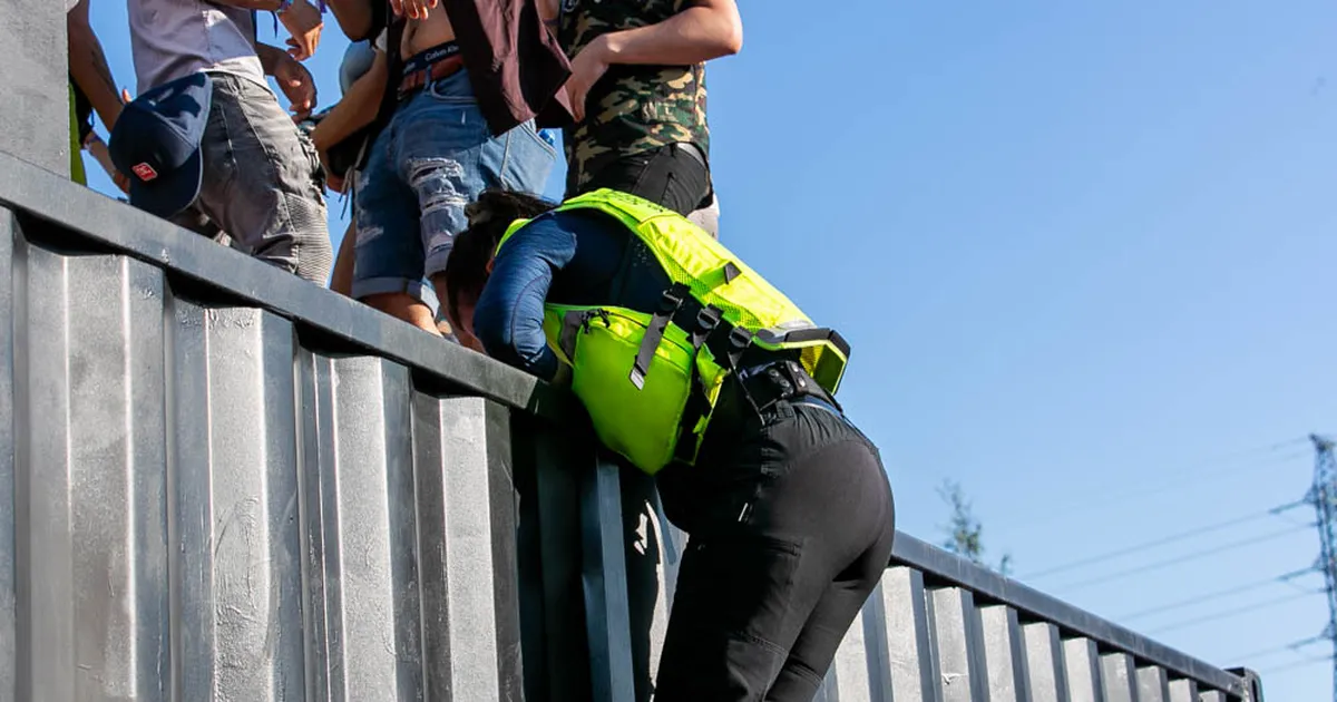 O femeie de vârstă mijlocie a lovit în dinți un agent de securitate finlandez