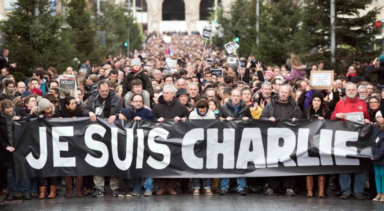 10. jaanuaril 2015 Põhja-Prantsusmaal Lille'is toimunud terrorivastane protest, millega avaldati toetust rünnaku alla sattunud väljaandele Charlie Hebdo. Protestijatel on plakat «Je suis Charlie» (Mina olen Charlie).