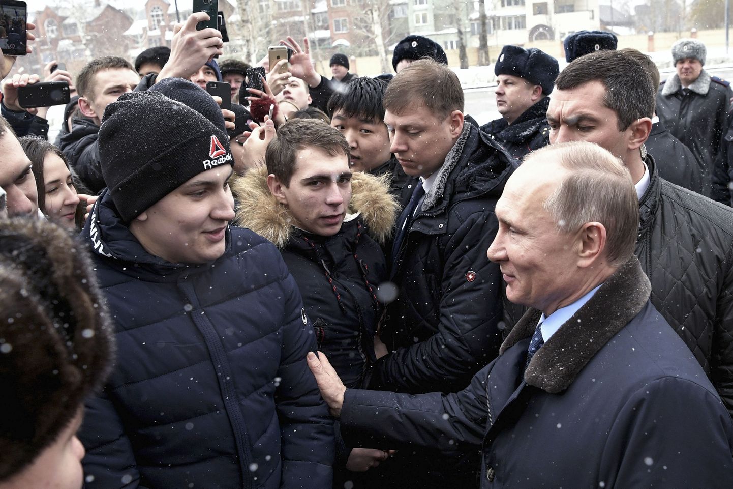 Venemaa riigipea Vladimir Putin ja Siberi riikliku ülikooli tudengid eile Krasnojarskis.