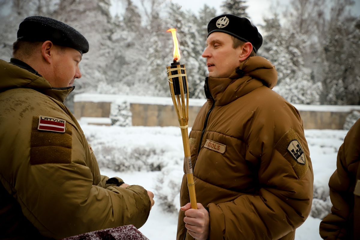 Saņemot leitnanta dienesta pakāpi Latvijas Nacionālās aizsardzības akadēmijas Zemessardzes vada komandiera kursa Virsnieka solījumā Rīgas Brāļu kapos.