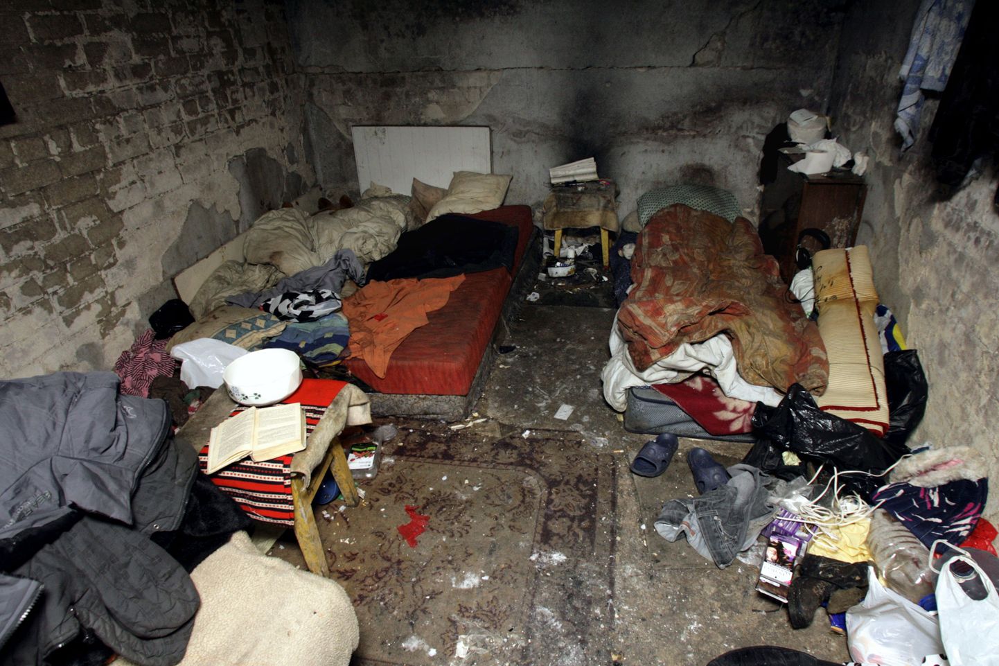 Kodutud on ennast sisse seadnud ka mahajäetud garaažides Asula tänaval.