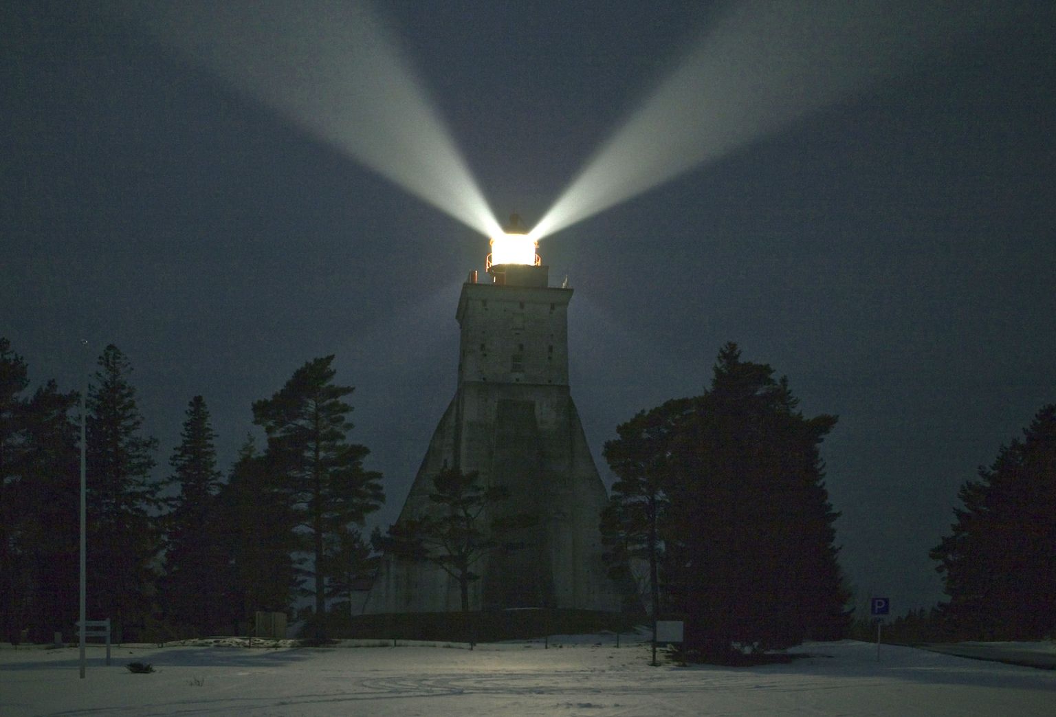 Kõpu tuletorn öösel. Moderniseerimise järel säilis Kõpule omapärane ja Eestis ainulaadne pöörlev valgusvihk, mis on Kõpu tuletorni iseloomustanud juba viimased 160 aastat.