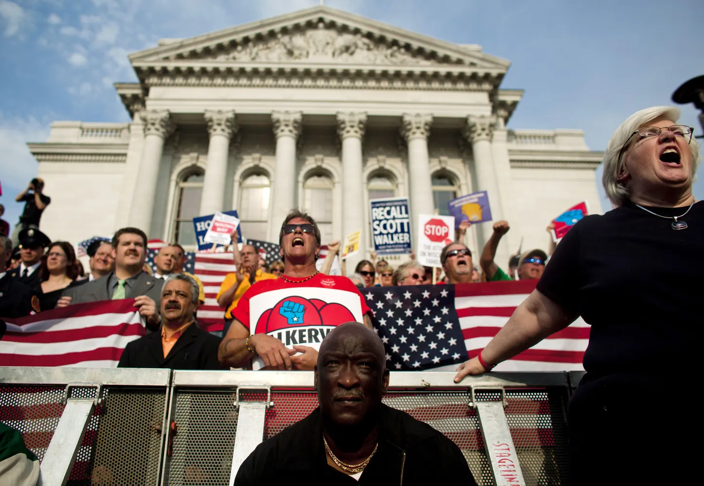 Demokraatide toetajad Wisconsini vabariiklasest kuberneri Scott Walkeri kärpekava vastu protestimas.