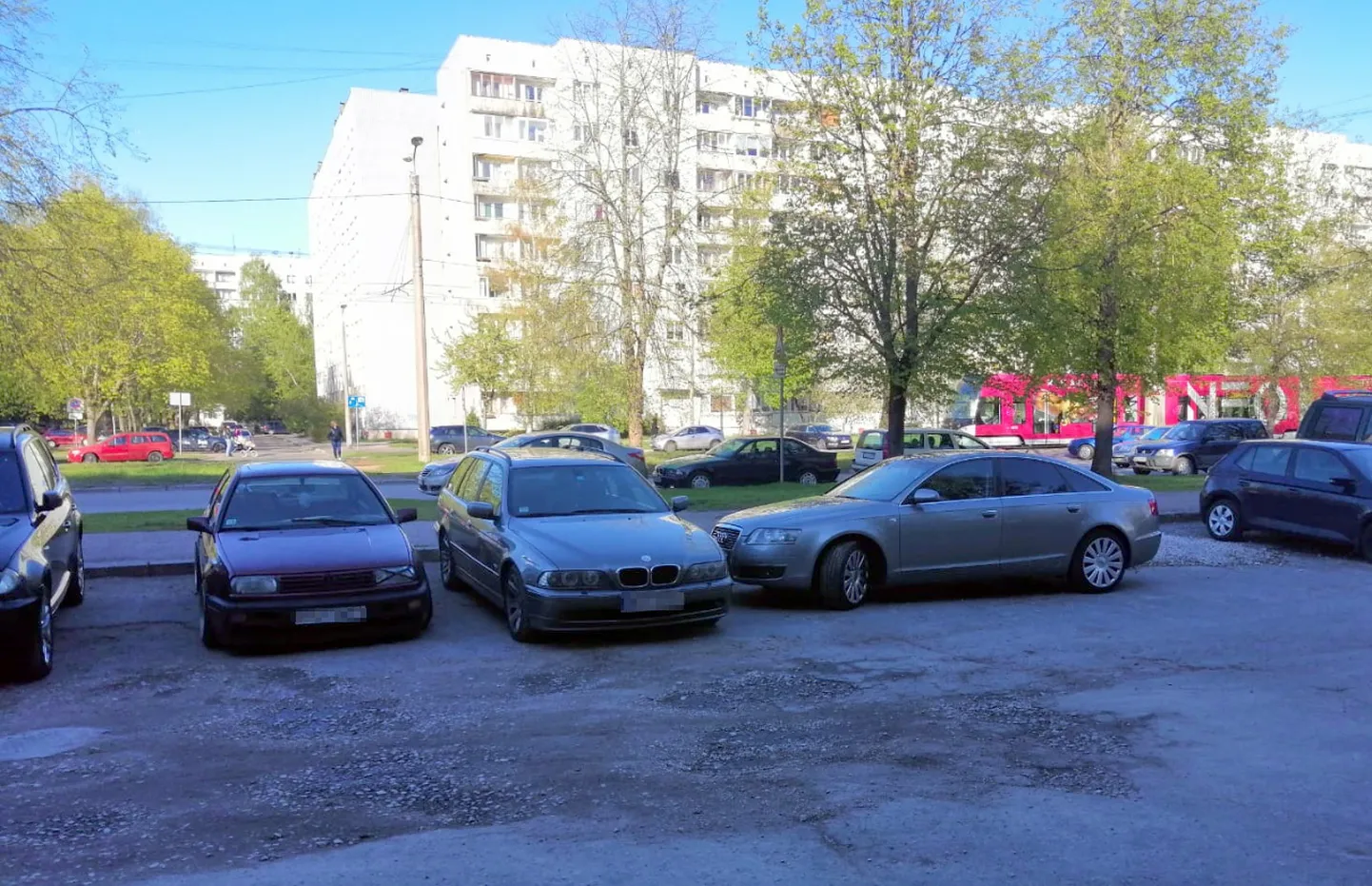 Automašīna stāvvietā daudzdzīvokļu mājas pagalmā
