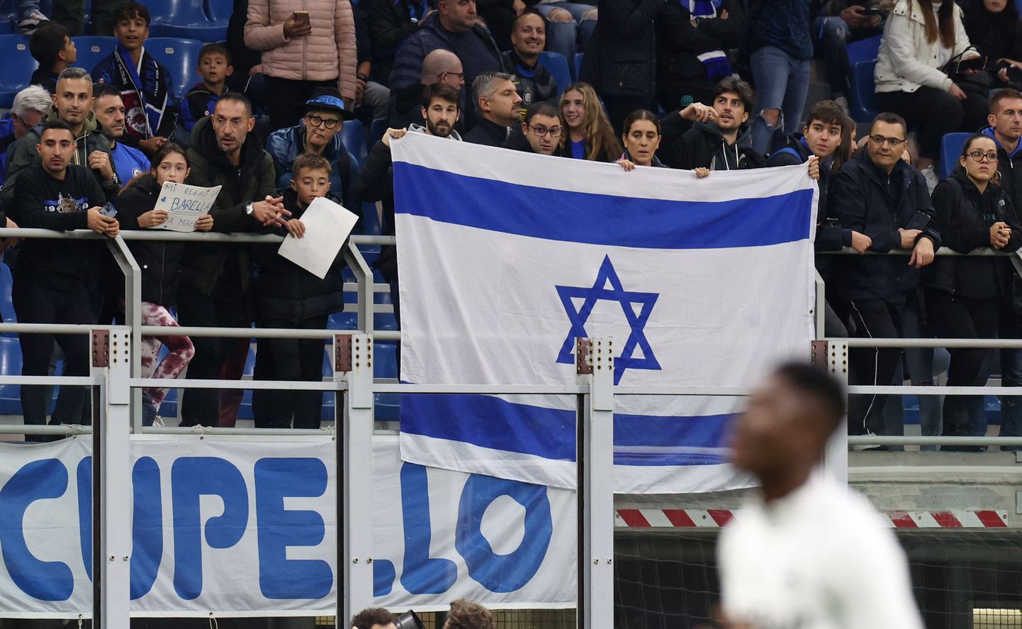 Futbola fani tur Izraēlas karogu