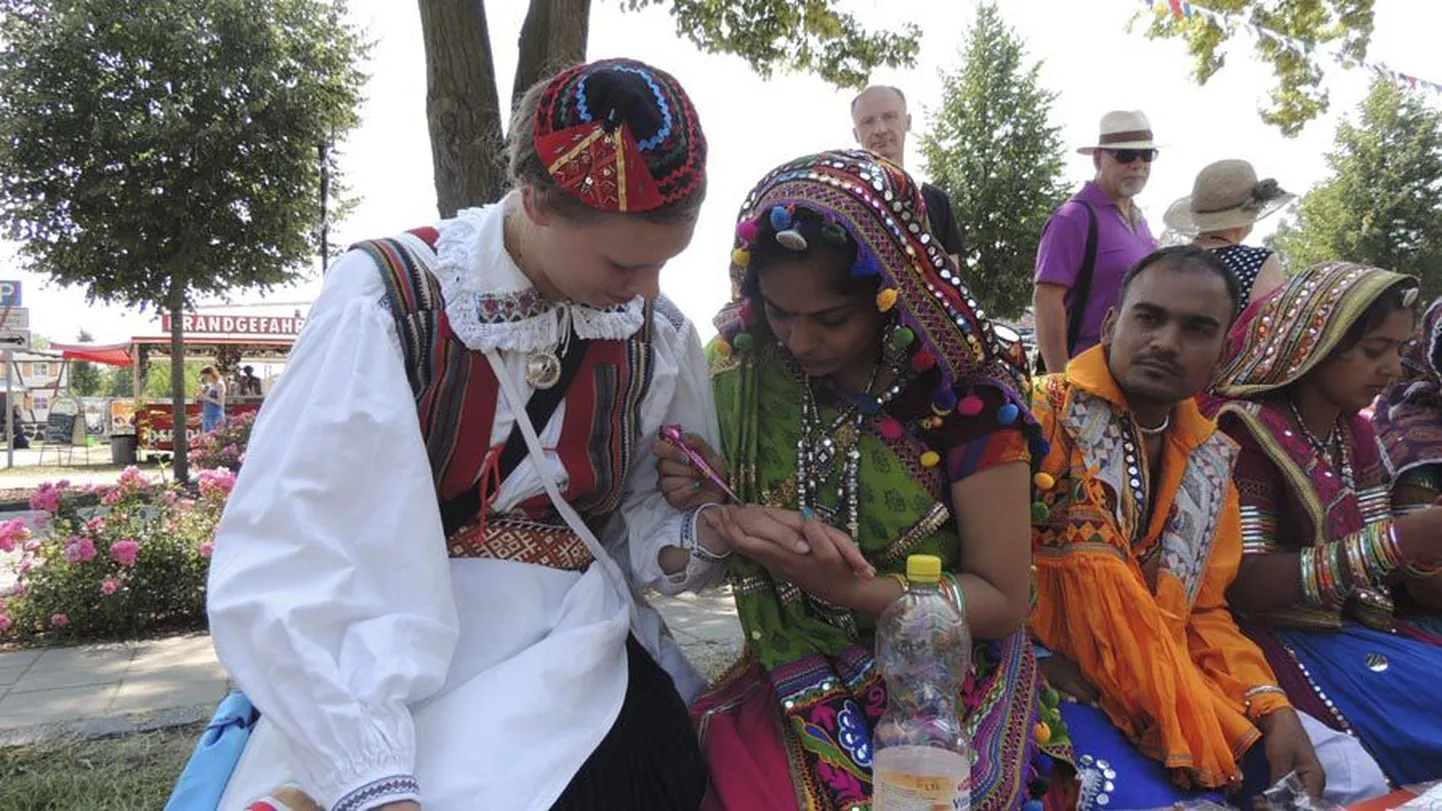 Kertu Alvre ja India tantsija loovad suhteid hennamaalingu abil.
