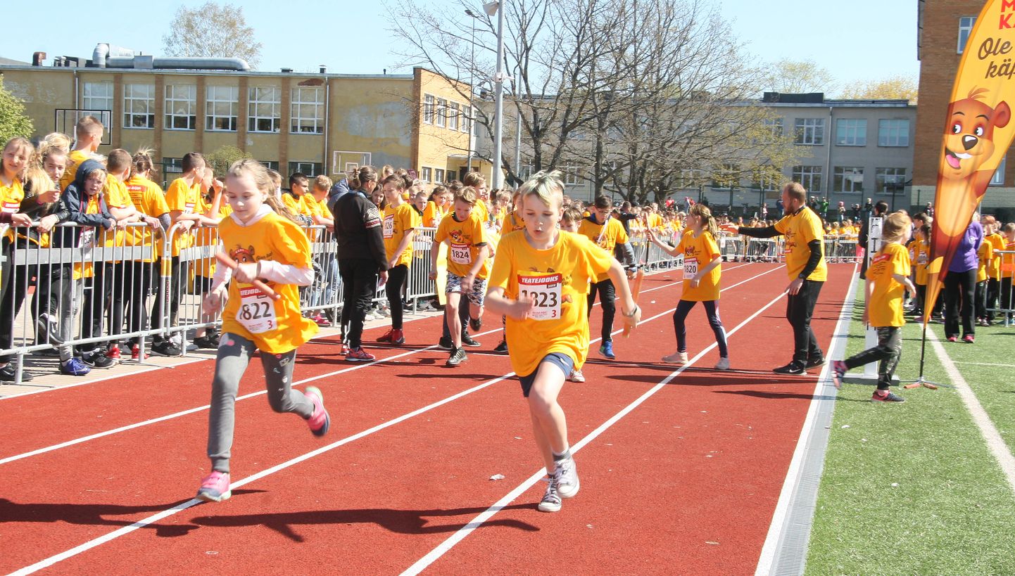 Kohtla-Järve Järve gümnaasiumi staadionil osales heategevusjooksul ligikaudu 600 õpilast.