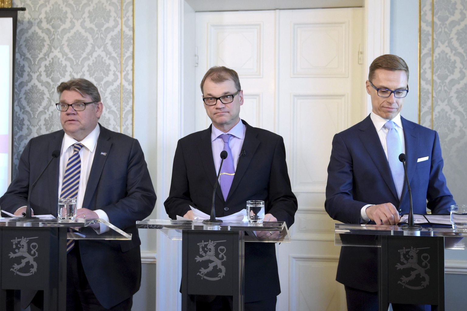 Ametid selged: Soome uus välisminister Timo Soini, peaminister Juha Sipilä ning rahandusminister Alexander Stubb eilsel pressikonverentsil Helsingis.