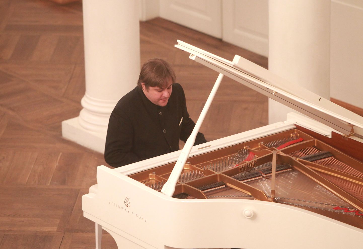 Peeter Laul alustas sarja «Beethoveni 32 sonaati» esimest kontserti 7. jaanuaril Tartu ülikooli aulas Ludwig van Beethoveni sonaadiga nr 1 aastast 1795.