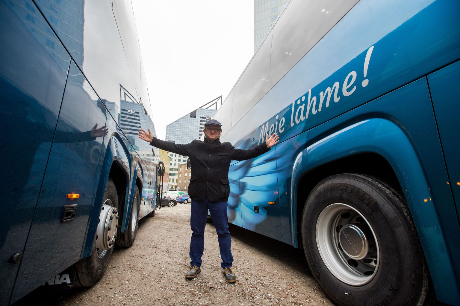 Tallinna-Tartu liinil sõitma hakkavatel bussidel on ka uus kujundus. Tiit Pruuli (keskel) loodab, et sel kujutatud sinilinnu tiivad kannavad neid võitluses Mootor Grupi monopoliga.