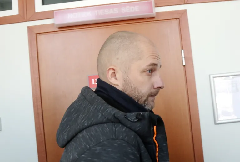 Kokneses kokaīna lietā aizturētais bijušais Valsts policijas darbinieks Agris Vaivods tiek konvojēts uz Rīgas apgabaltiesas sēdi, kur lems par drošības līdzekļa piemērošanu