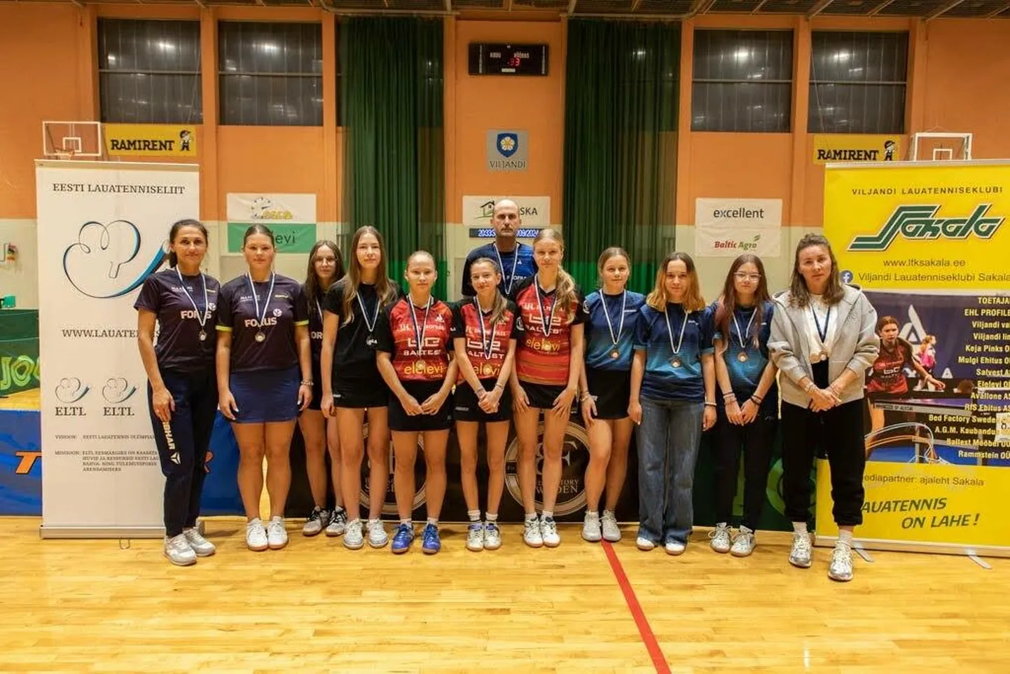 Fotol on Eesti U-15 vanuseklassi võistkondlike meistrivõistluste kolm parimat naiskonda. Keskel seisab meistriks tulnud Viljandi spordikooli esindus.