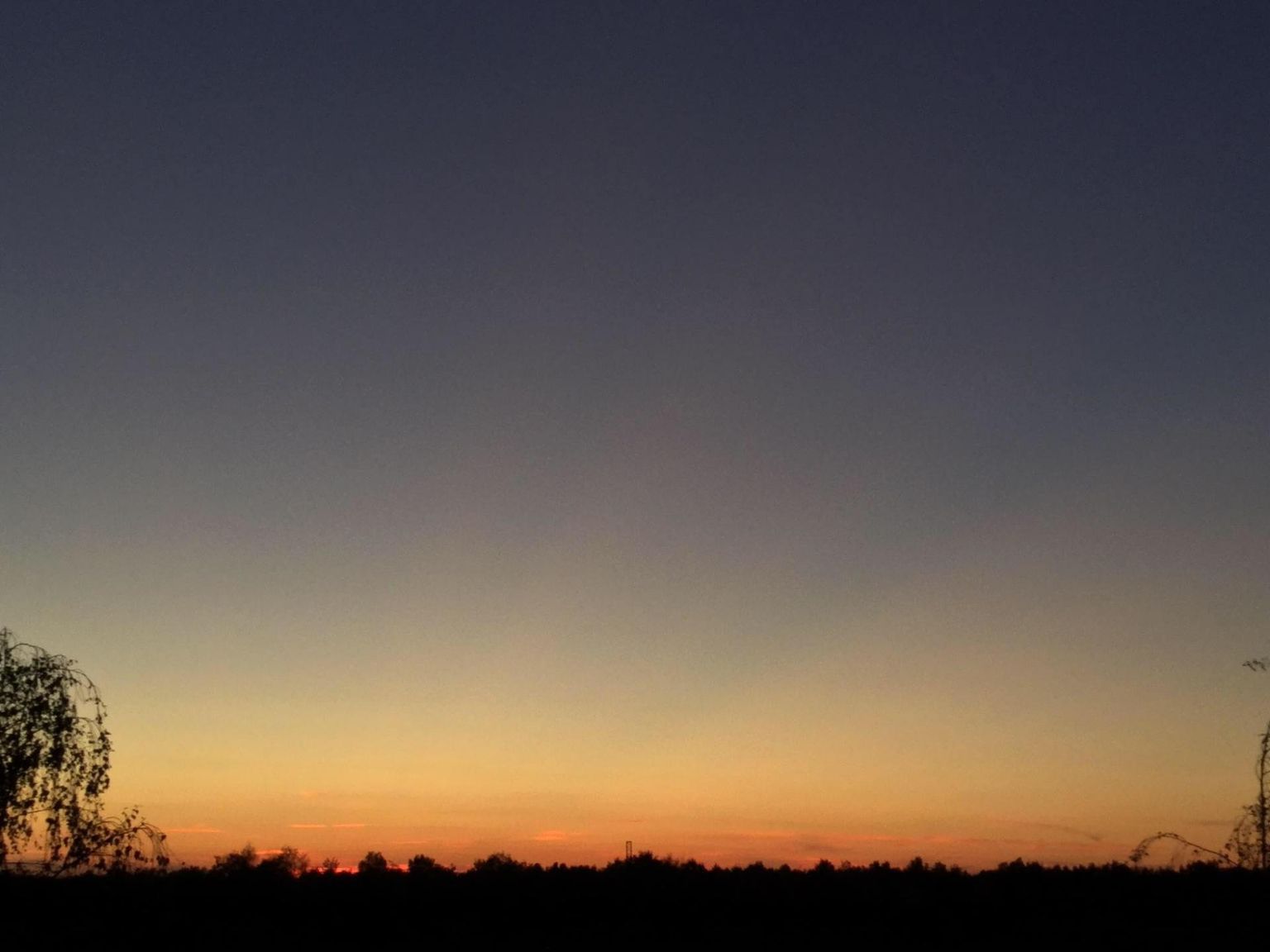 Videvikukiired 27.09.2021 õhtul Laagris. Kiiri tekitavad pilveribad on horisondil osaliselt nähtaval, osa aga jääb horisondi taha. 