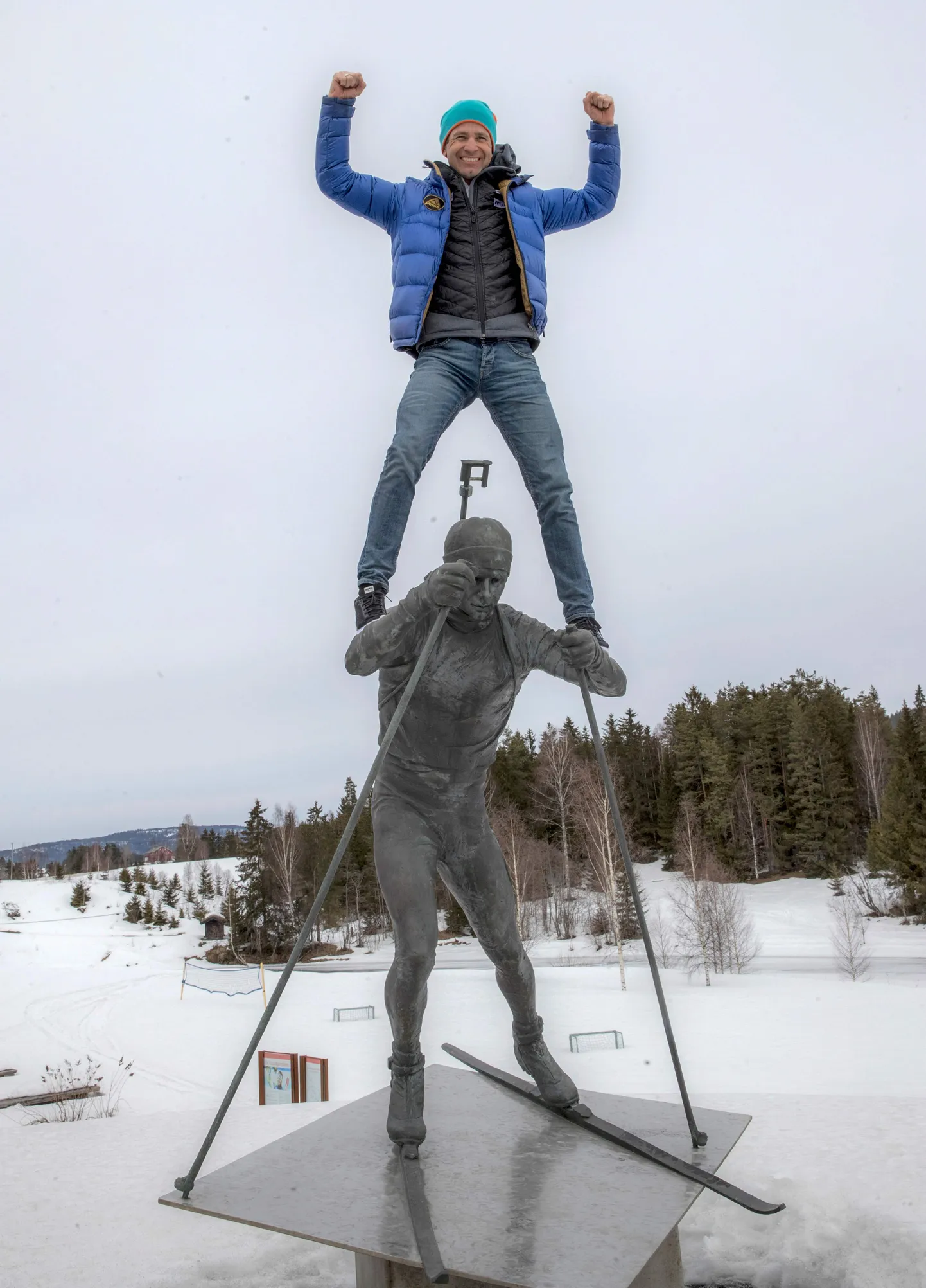 Ole Einar Björndaleni auks on tema kodulinnas Simostrandas püstitatud monument. Eile pärast karjääri lõpetamisest teatamisest ronis laskesuusatamise kuningas selle otsa.
