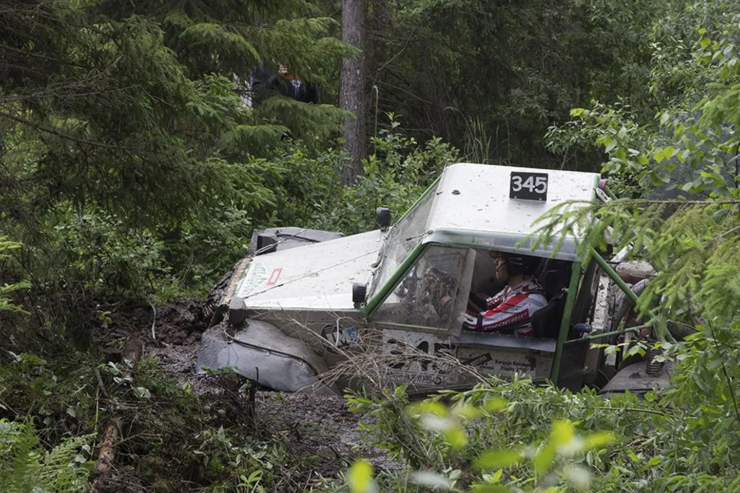 Maasturite off-road-sõidu kõige vingemad masinad on meeste endi ehitatud. TR-3 klassi võimsatel autodel tuleb läbida päris sügavaid kraave ja mülkaid, mille läbimiseks kasutatakse vintsi.