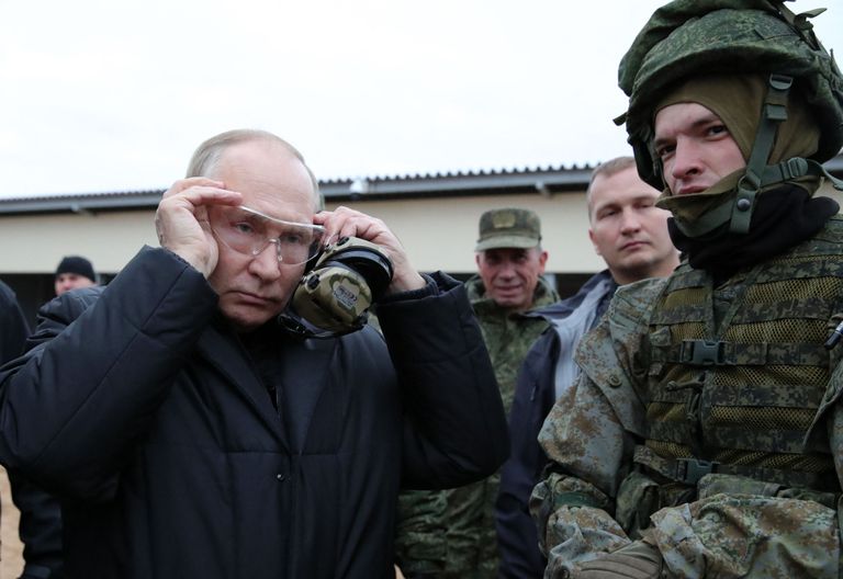 После восьми месяцев войны на фоне больших потерь ВС РФ Путин стал позировать с военными не только в Кремле. Полигон Западного военного округа в Рязанской области, 20 октября 2022 года.