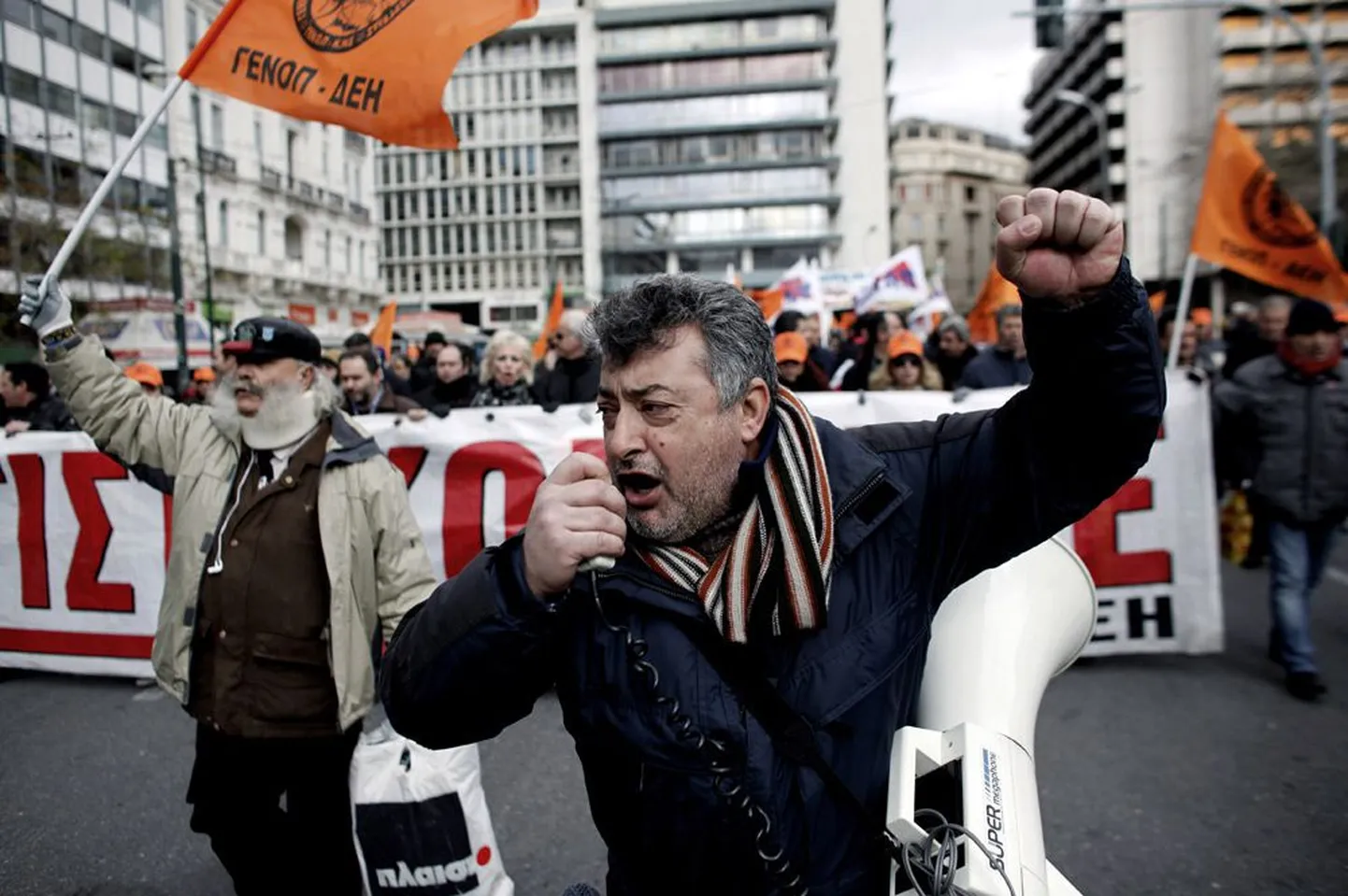 Sellal kui Kreeka juhid jõudsid kärbetes kokkuleppele, kuulutasid riigi suuremad ametiühingud taas välja 48-tunnise üldstreigi.
