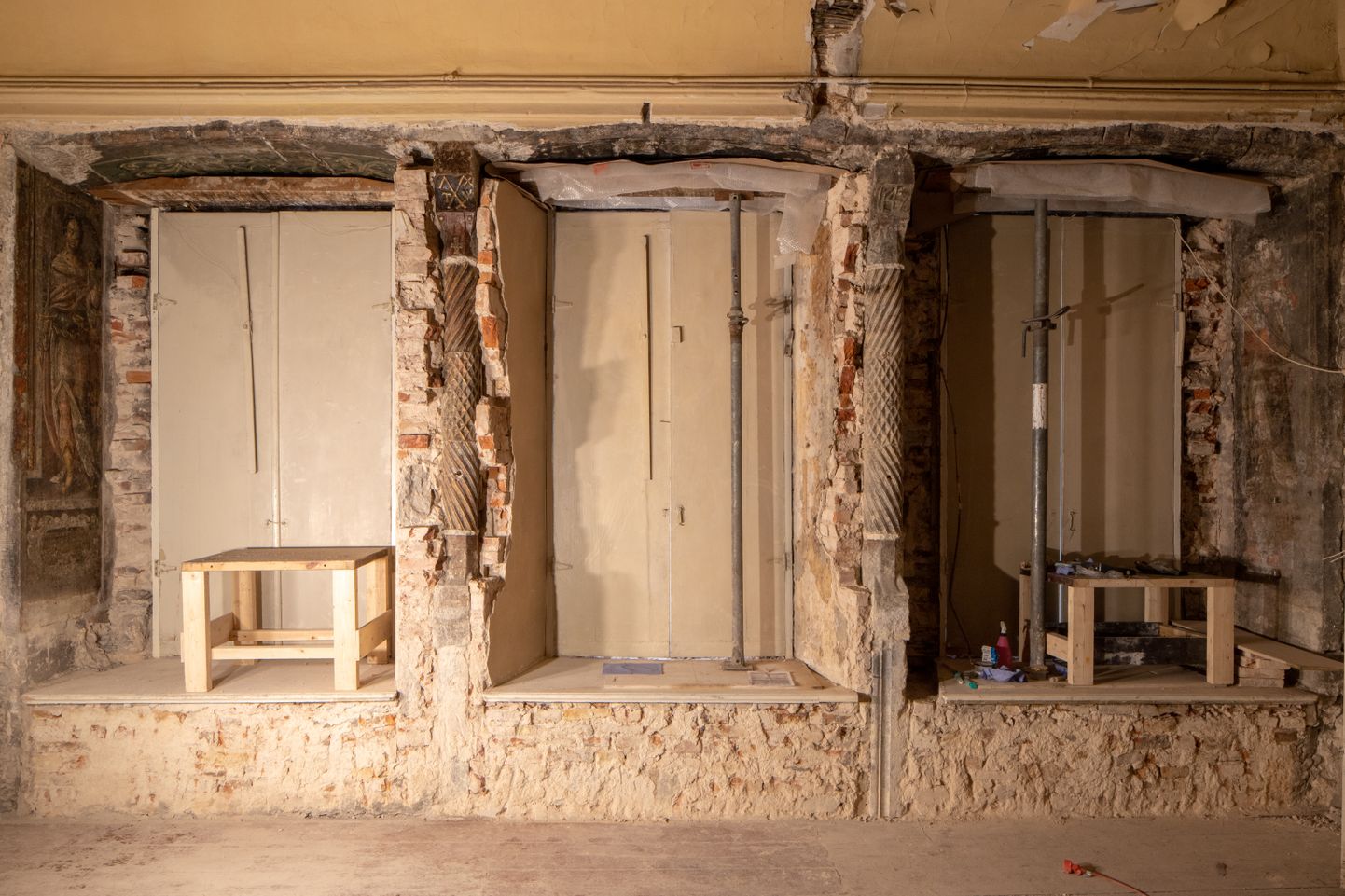 Lai 11 restaureerimistööde käigus tulid välja väärtuslikud interjööridetailid, mis olid kinni müüritud.