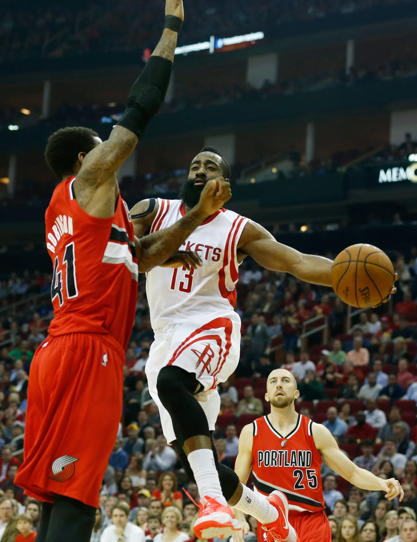 James Harden (palliga) kohtumises Portland Trail Blazersi vastu.