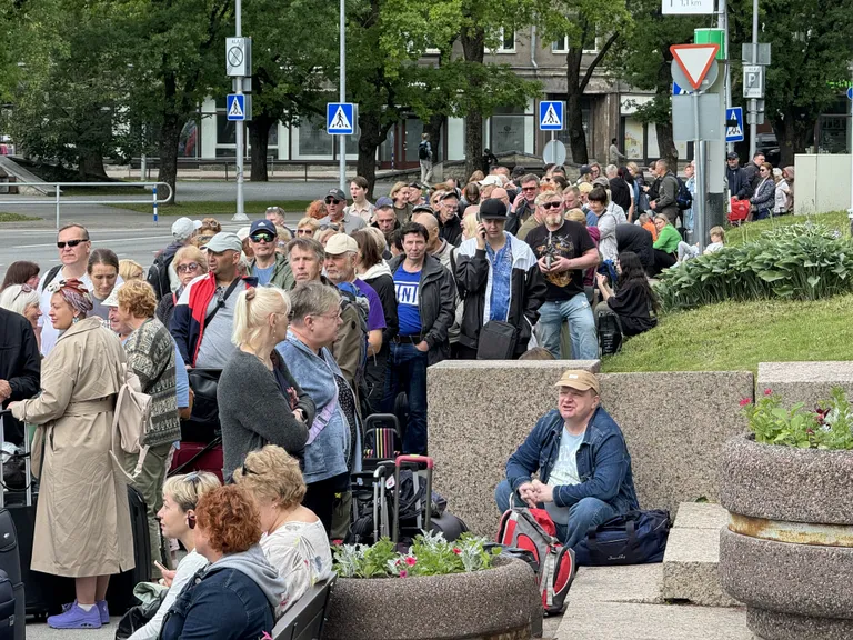 Järjekord Narva piiripunktis.