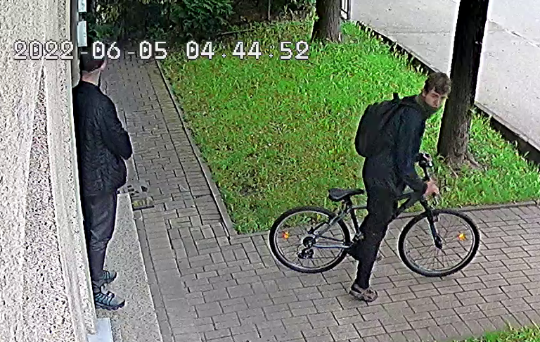 Aizdomās par velosipēda zādzību tiek meklētas attēlā redzamās personas