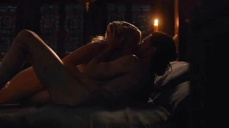 Jon Snow (Kit Harington) ja Daenerys Targaryen (Emilia Clarke)