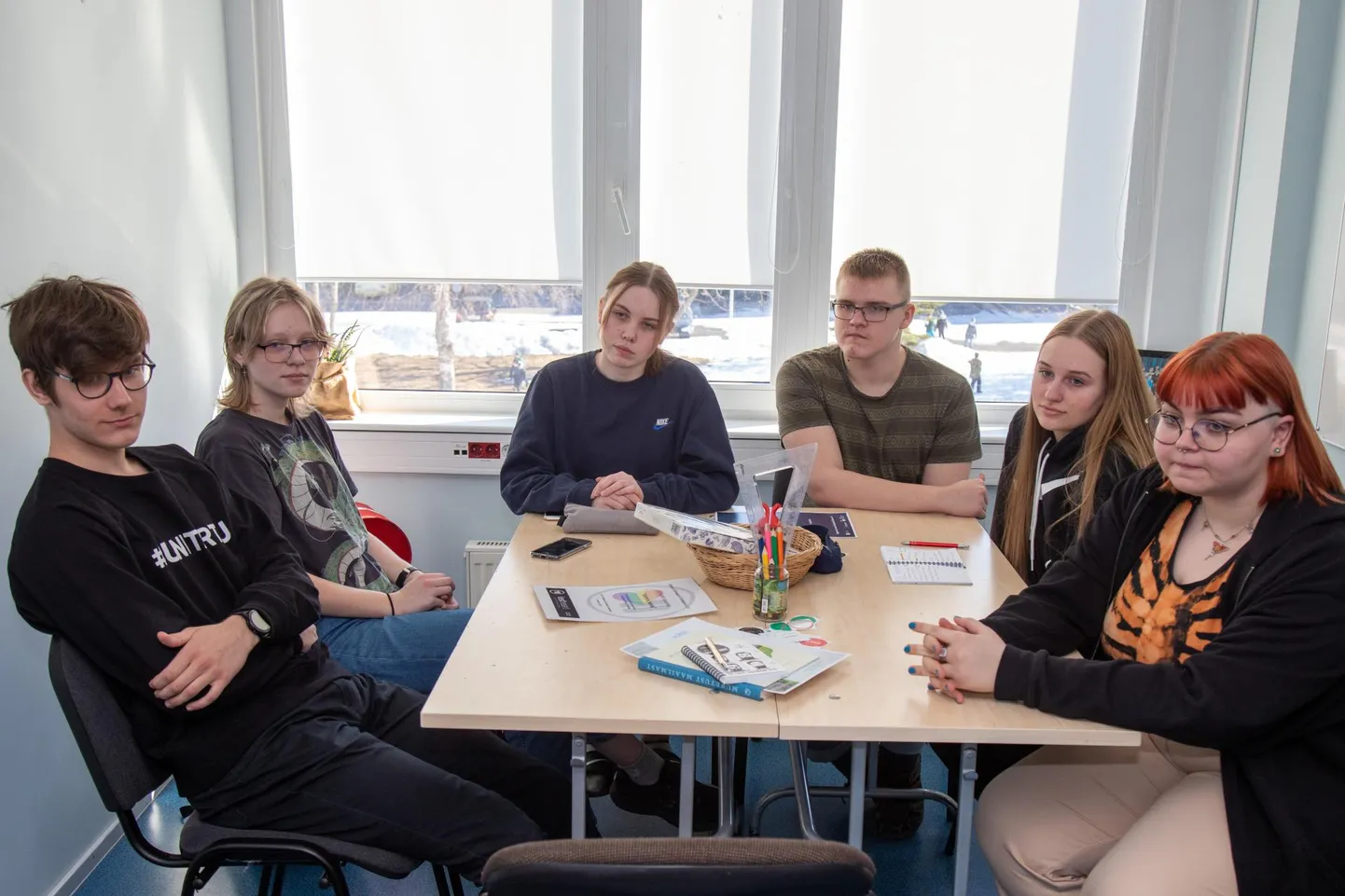 Viljandi Jakobsoni kooli õpilased peavad eesti keelt väga oluliseks ning suhtlemist teist keelt kõnelevate lastega huvitavaks. Fotol on (vasakult) Artur Andreson, Liya Rogolevskaja, Miia Palanen, Andre Ületoa, Laura Nõmmeloo ja Liisa Kivilaan.
