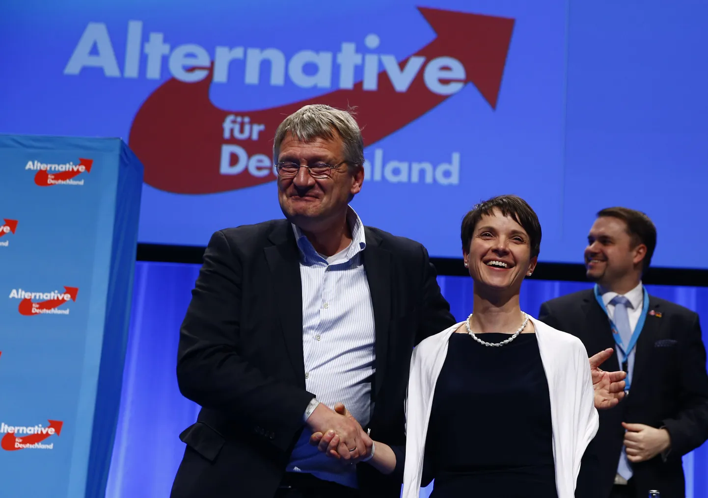 AfD kaasesimehed Frauke Petry (esiplaanil pareml) ja Jörg Meuthen (vasakul)maikuus Stuttgartis parteikongressil.