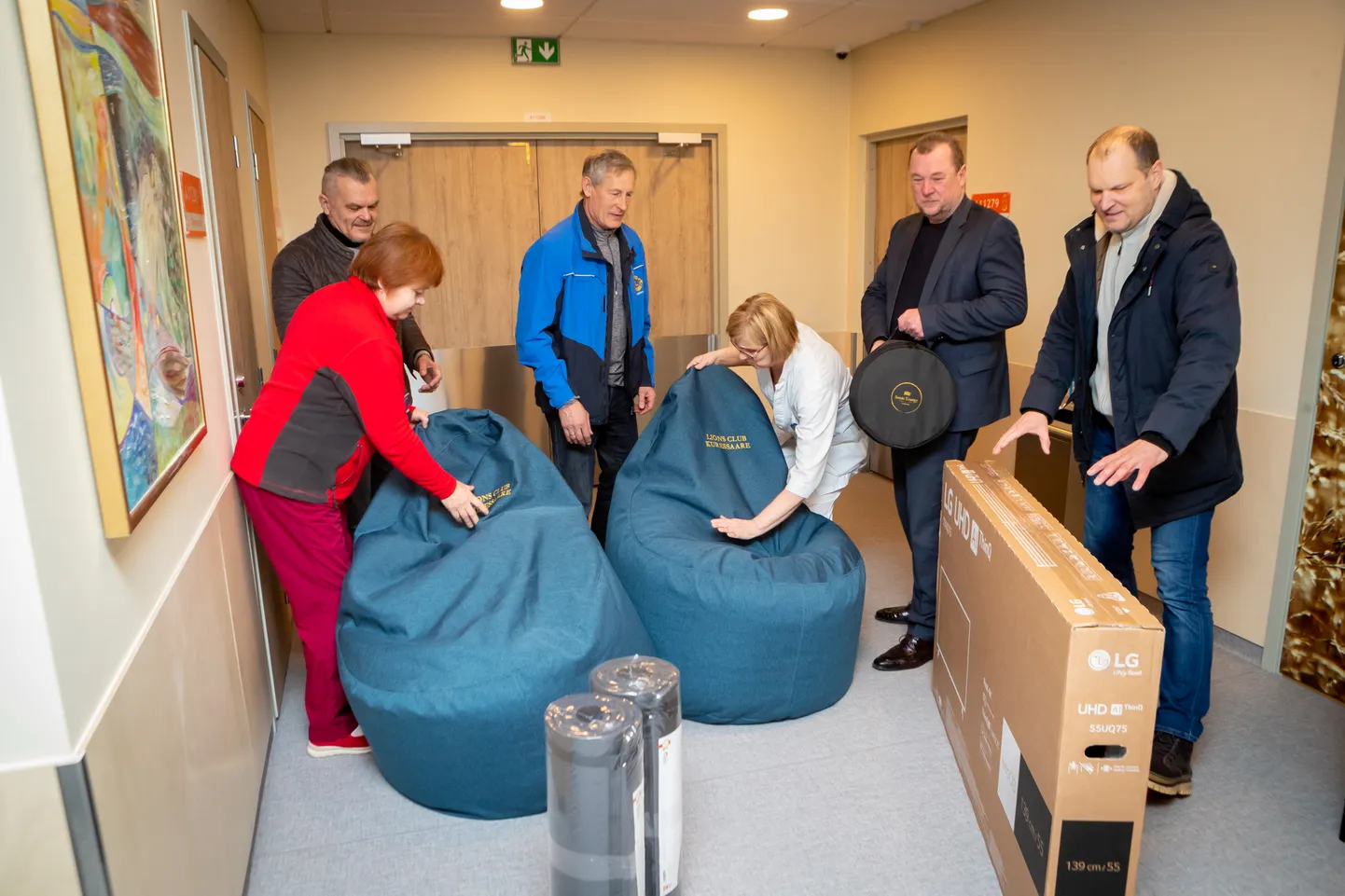 RÕÕM NII KINGITEGIJAIL KUI KA -SAAJAIL: Kott-toole sätivad lionsite Margus Männiku ja Olev Õuna juhendamisel psühhiaatriaosakonna vastutav õde Ada Jasner ja juhataja Ene Parv, pillikotti hoiab haigla juhatuse liige Märt Kõlli, televiisorit “turvab” klubi president Meelis Villsaar.