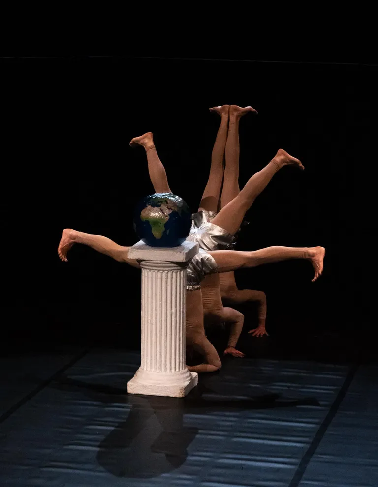 Austria trupi Dada Zirkus lavastus «Genesis».