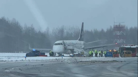 Letalo LOT-a zdrsnilo s steze na letališču v Vilni, potniki evakuirani