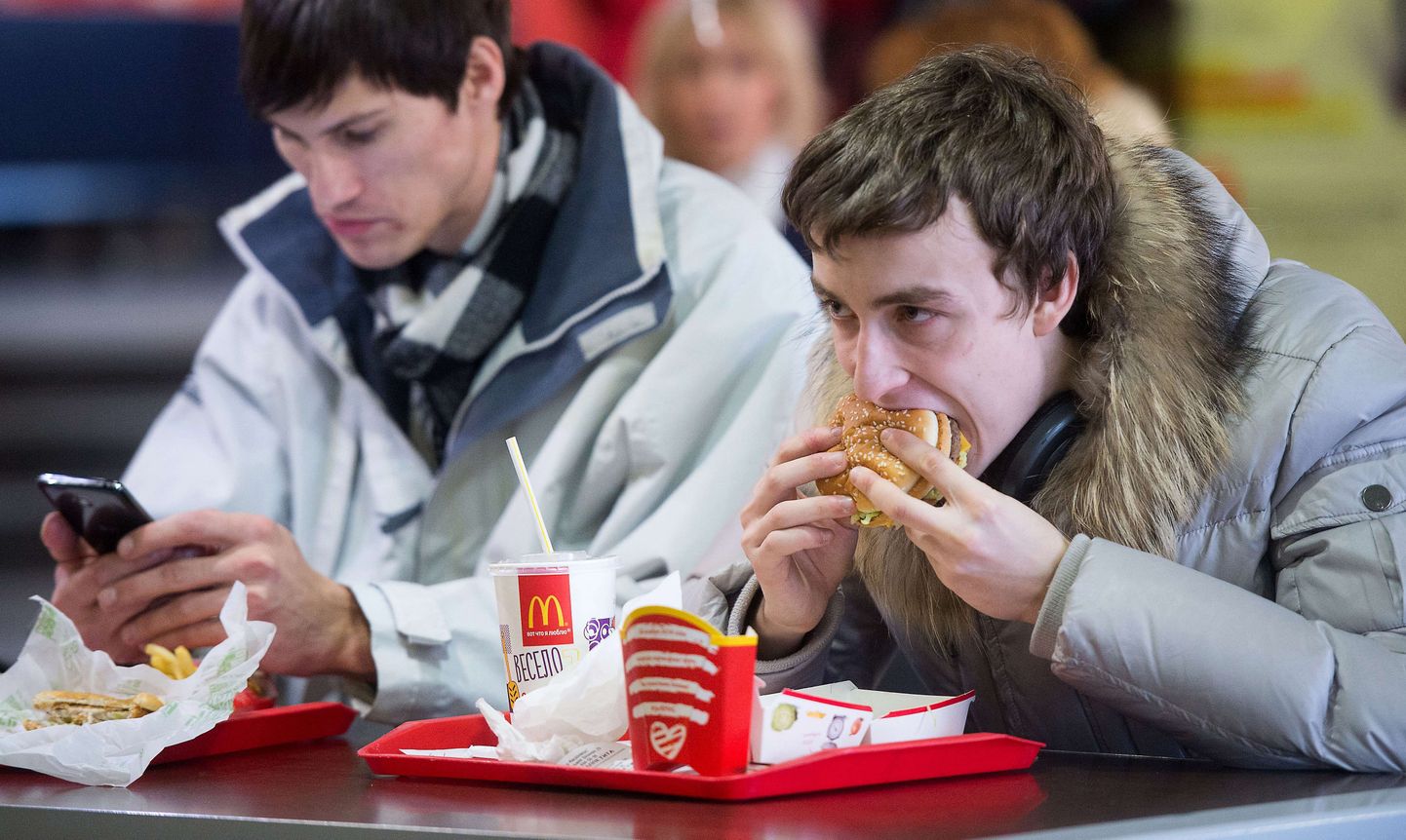 Venemaa majandus on teel allamäge, aga vähemalt üks hea uudis moskvalastel siiski on: hügieeninõuete väidetava rikkumise pärast suletud McDonald's on taas avatud.