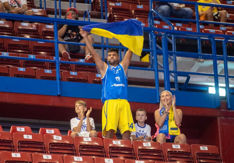 Ukrainat toetasid avamängus mõned fännid.