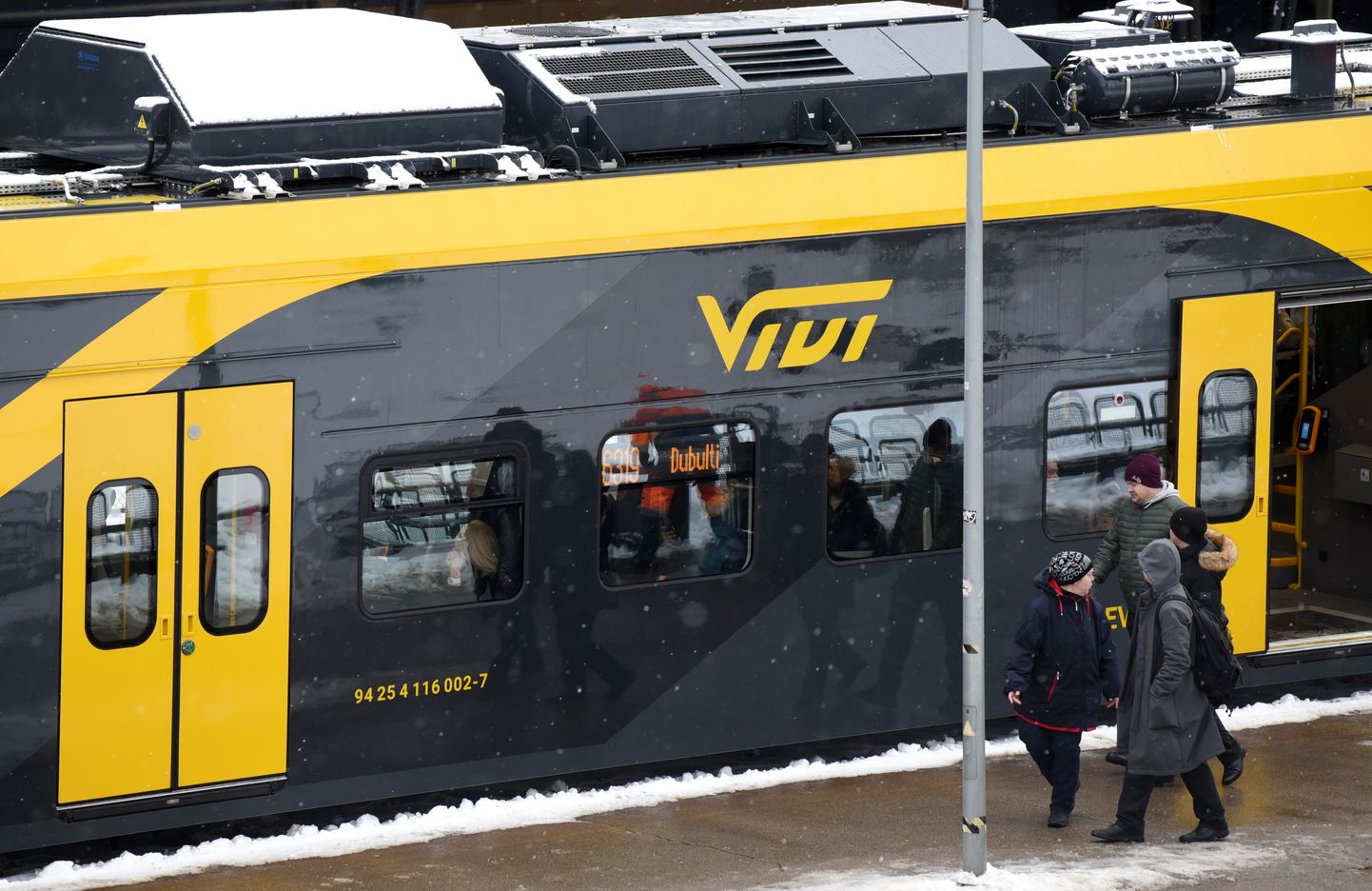 Pirmais jaunā "Pasažieru vilciens" elektrovilciena "Vivi" reiss no Rīgas Centrālās dzelzceļa stacijas uz "Dubultiem" Jūrmalā.