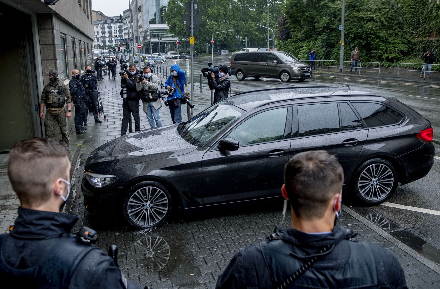 Frankfurti kohtumajja jõudis teisipäeva hommikul politseiauto, milles on usutavasti üks kohtupinki minevatest uusnatsidest.
