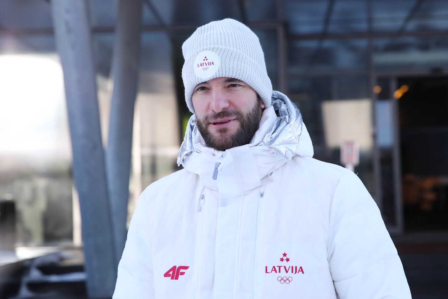 Latvijas komandas karognesējs olimpiskajās spēlēs, hokejists Lauris Dārziņš pie Rīgas lidostas VIP termināļa pirms došanās uz 2022.gada Olimpiskajām spēlēm Pekinā.