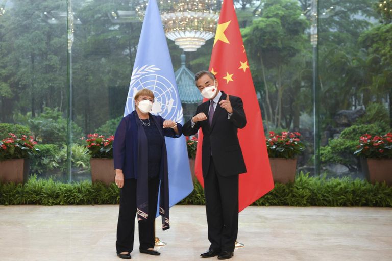 ÜRO inimõiguste ülemvolinik Michelle Bachelet koos Hiina välisministri Wang Yiga esmaspäeval.