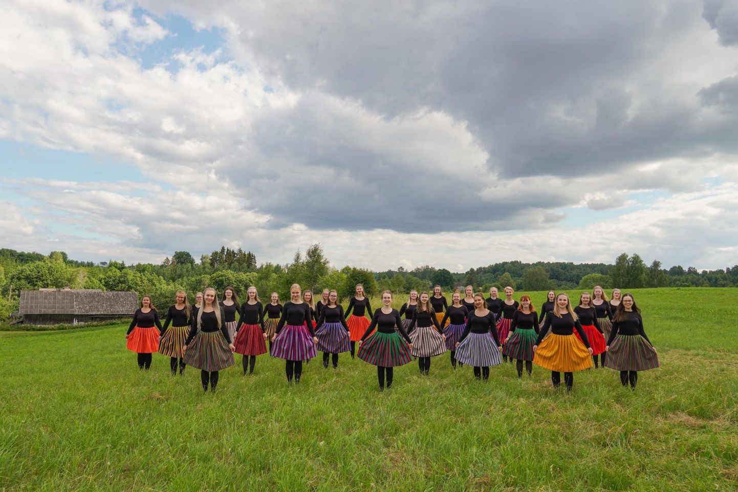 Leelo koori töö käib enamasti kolmepäevastes laululaagrites Eesti eri paikades.