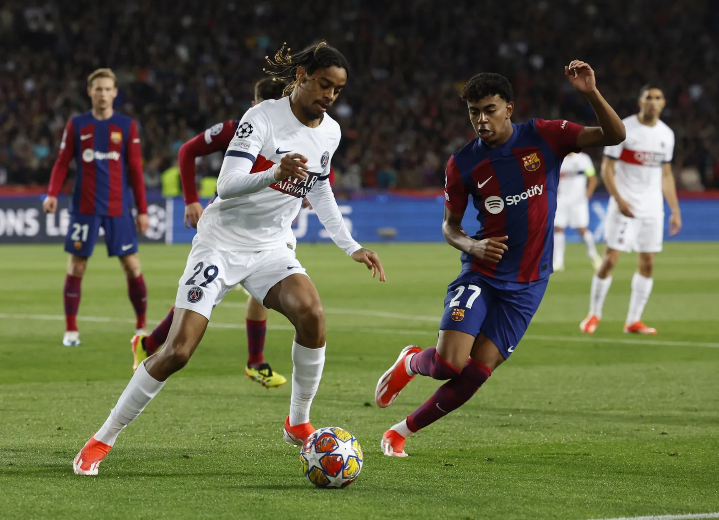 Lamine Yamal (paremal) on FC Barcelona ridades mänginud juba ka PSG vastu.