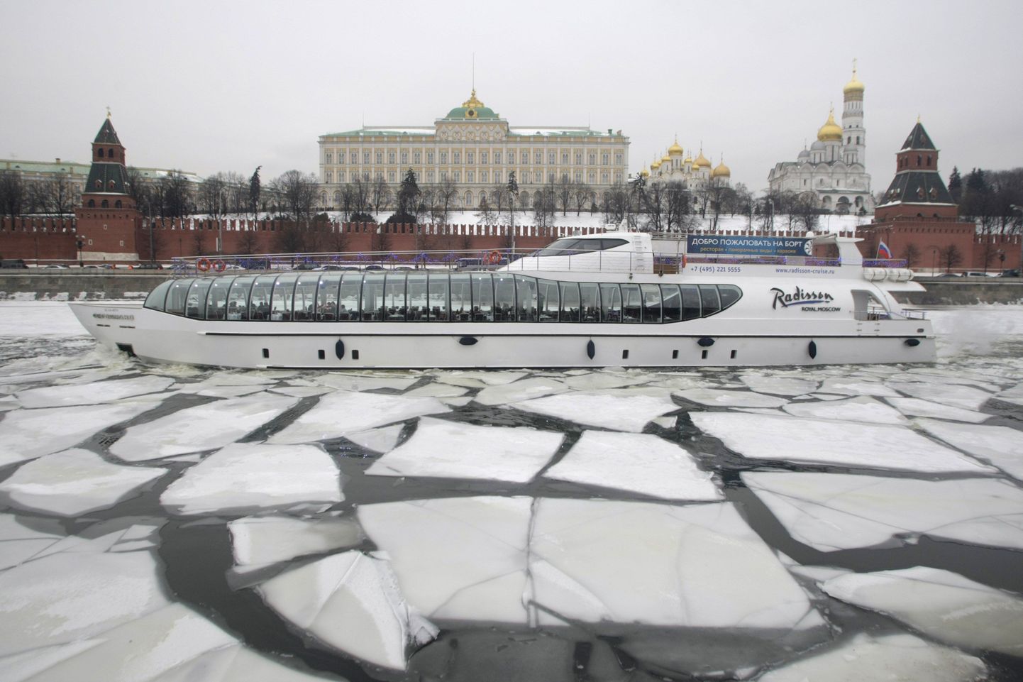 Uus ja eelkõige turistide sõidutamiseks mõeldud laev Moskva jõel (taga paistab Kreml). Foto on tehtud 25. detsembril 2009.