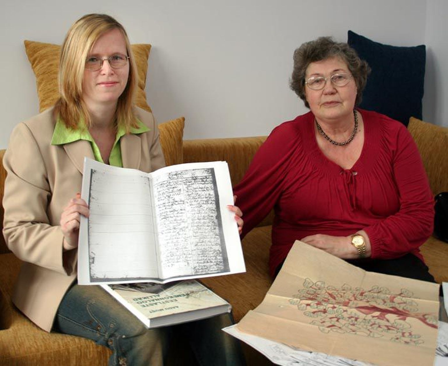 Sybille Leino (vasakul) on oma eellaste tabelisse koondanud 12 000 sugulast, Marje Neitsov on 40 aastaga jõudnud andmete talletamisest mälestuste kogumiseni.