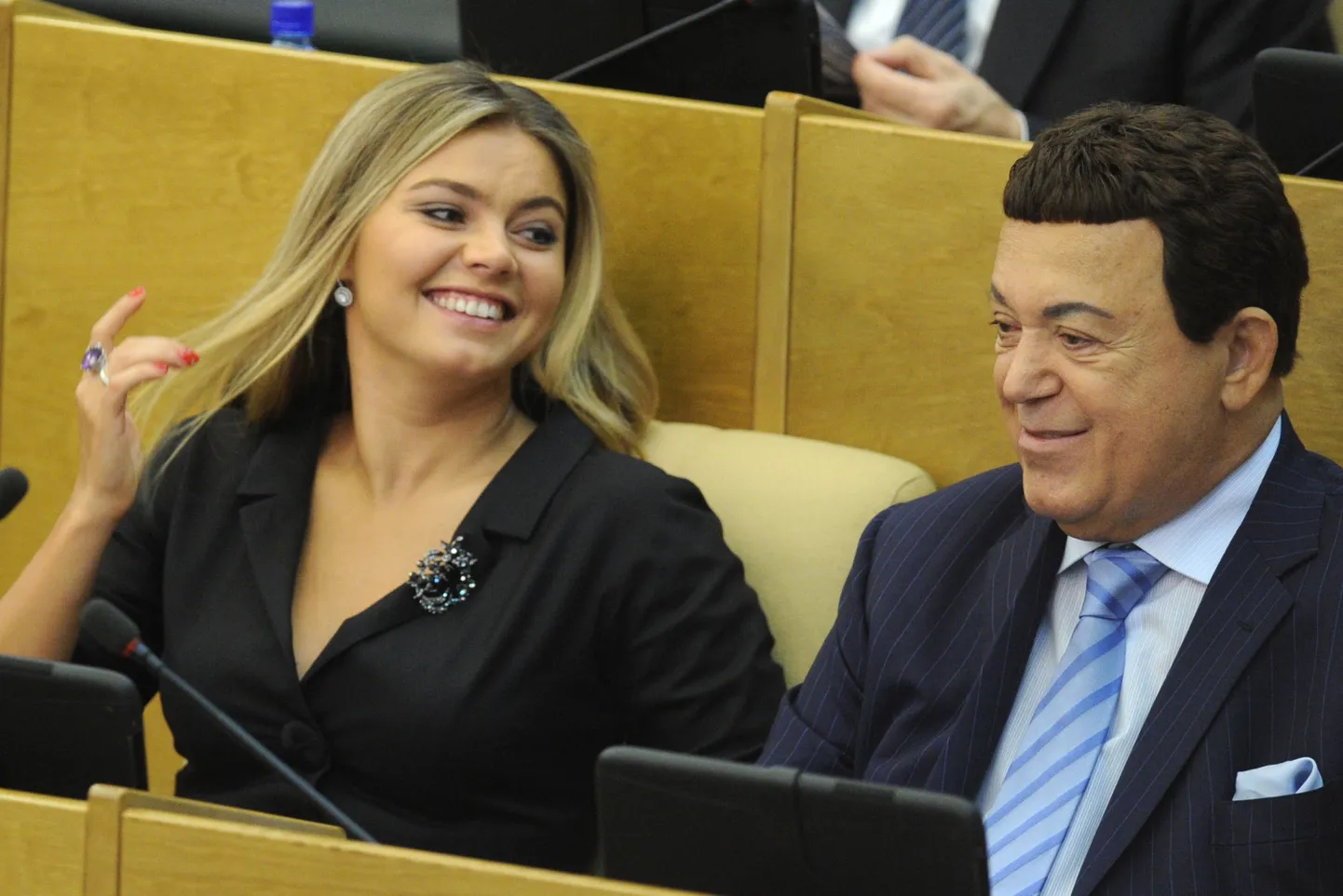 Riigiduuma saadik Alina Kabajeva koos kolleegi Jossif Kobzoniga septembris 2012.