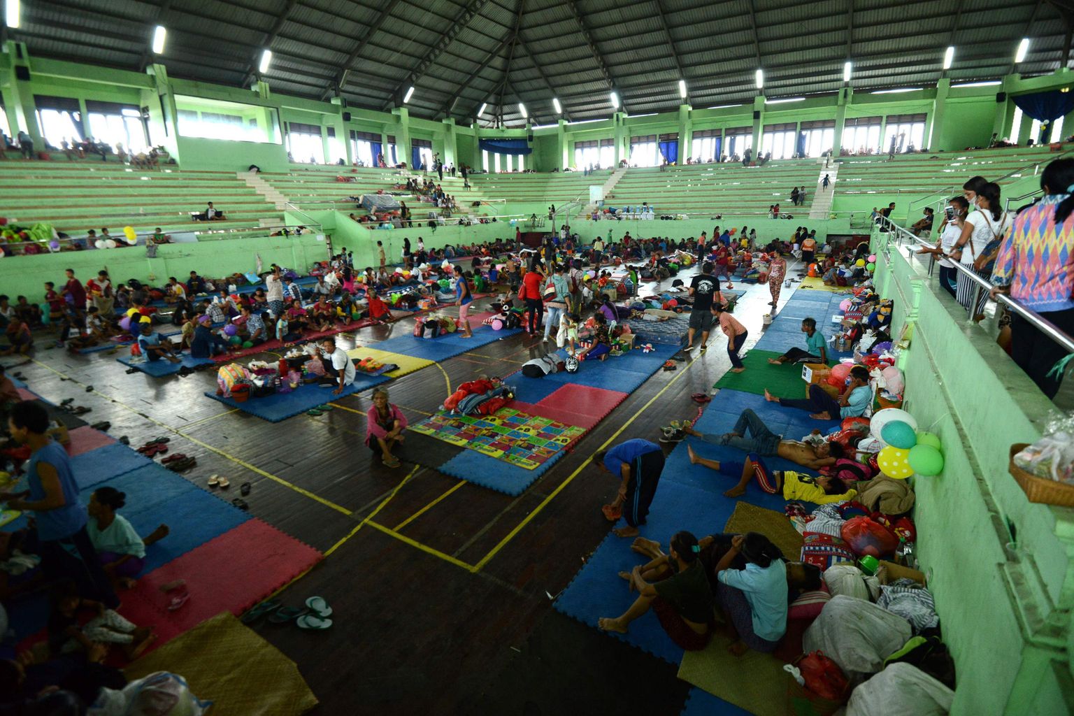 Evakuatsioonikeskuses viibivad Bali elanikud.