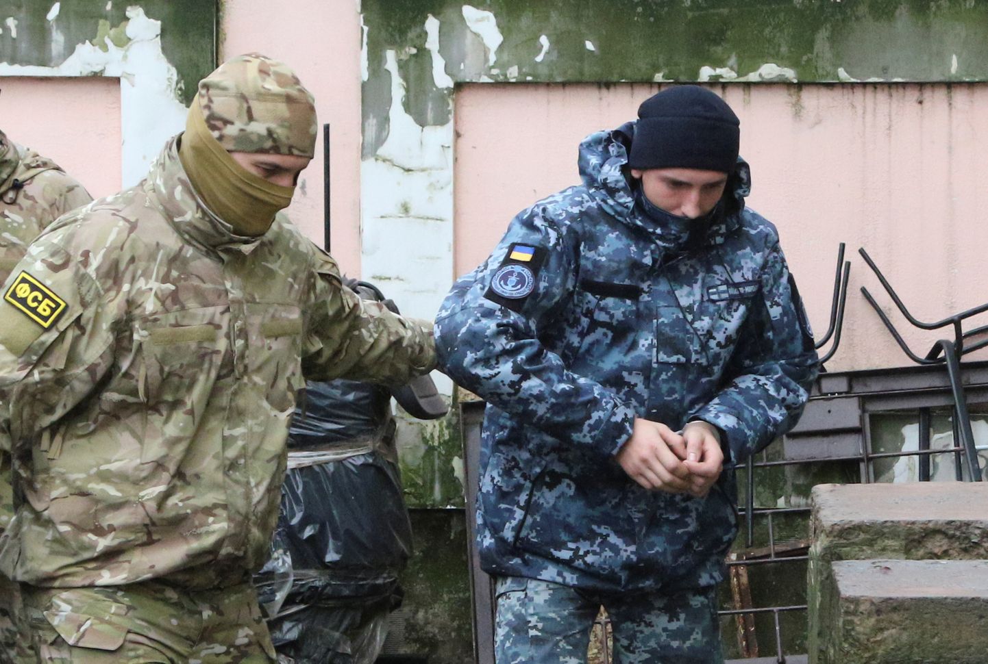 Ukrainas jūrnieka nogādāšana tiesā Krievijas anektētajā Krimā