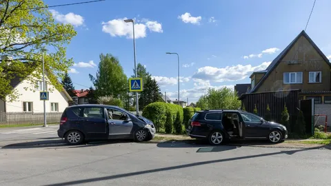 ФОТО ⟩ В центре Вильянди столкнулись два легковых автомобиля