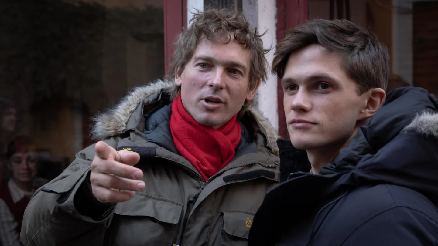 Peeter Rebane ja Tom Prior Tallinna vanalinnas filmi «Tulilind» võtteplatsil.